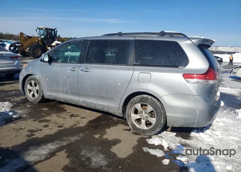 2012 Toyota Sienna Le z USA, uszkodzony, nr VIN 5TDKK3DC2CS189034
